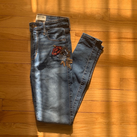 A&F embroidered jeans - Picture 3 of 5